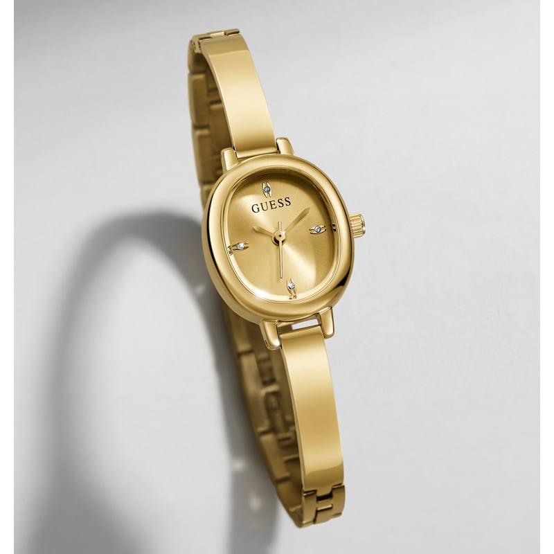 Montre Analogique GUESS Collection Penelope Bracelet acier doré en ambiance raffinée, cadran champag