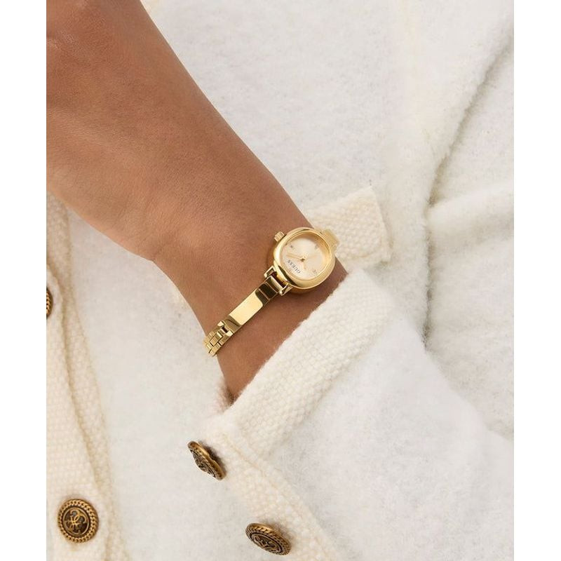 Montre Analogique GUESS Collection Penelope Bracelet acier doré portée au poignet, look élégant