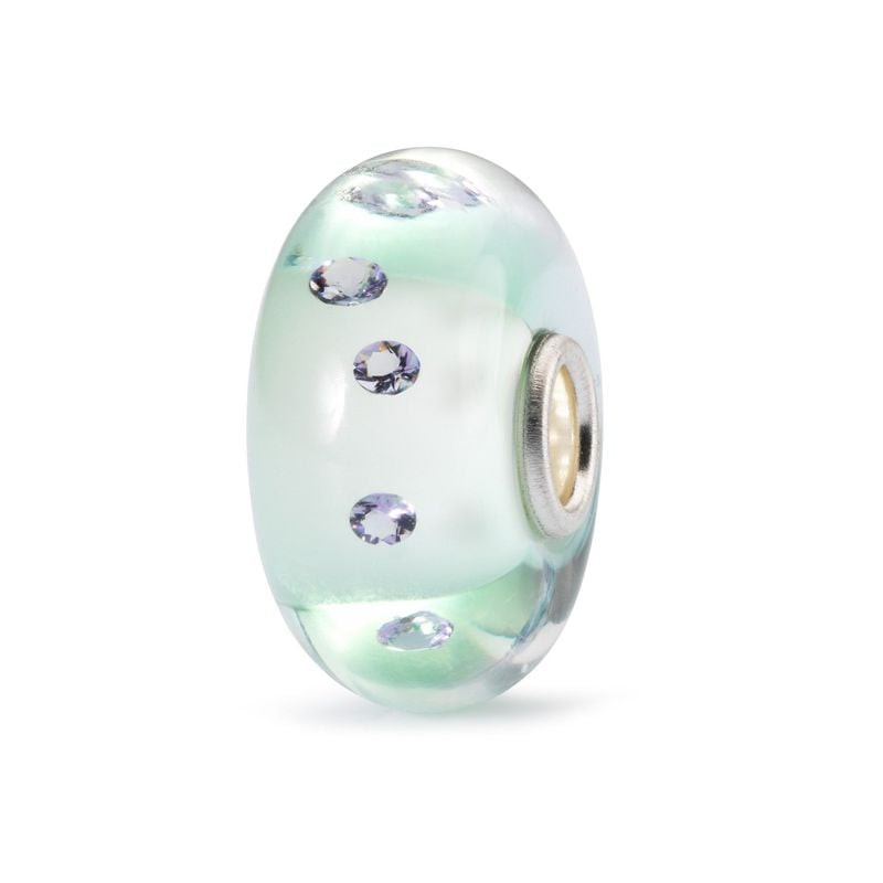 Perle en verre vert Trollbeads avec zircones cubiques lavande et âme en argent sur fond blanc