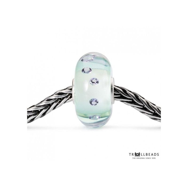 Perle de verre verte Trollbeads Guérison du cœur enfilée sur un bracelet chaîne tressée en argent, m