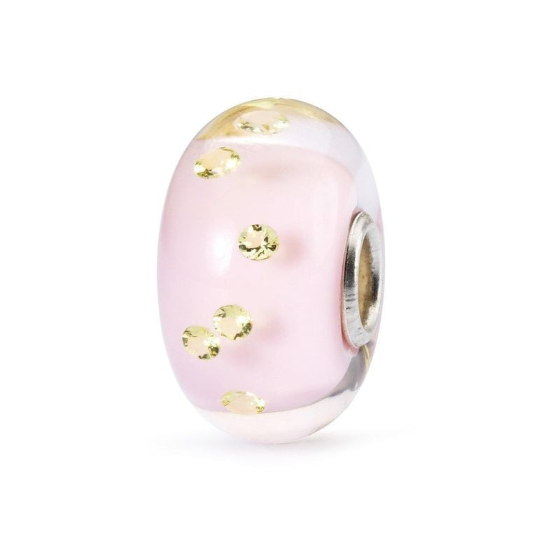 Perle de verre artisanale Trollbeads Pureté Fragile sur fond blanc, surface rose brillante sertie de