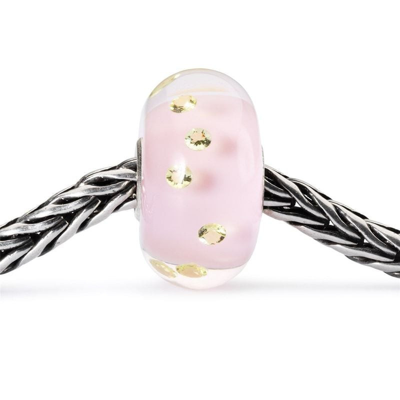 Perle Trollbeads Pureté Fragile en verre rose enfilée sur une chaîne de bracelet Trollbeads en argen