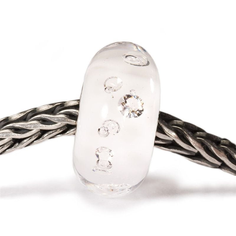 Détail en gros plan de la perle Trollbeads en verre blanc avec oxydes de zirconium facettés sertis d