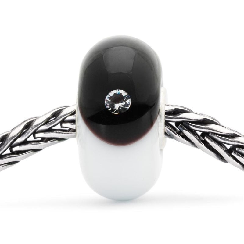 Perle Trollbeads Parfait Équilibre Yin Yang Verre sur bracelet, ambiance chaleureuse et raffinée.