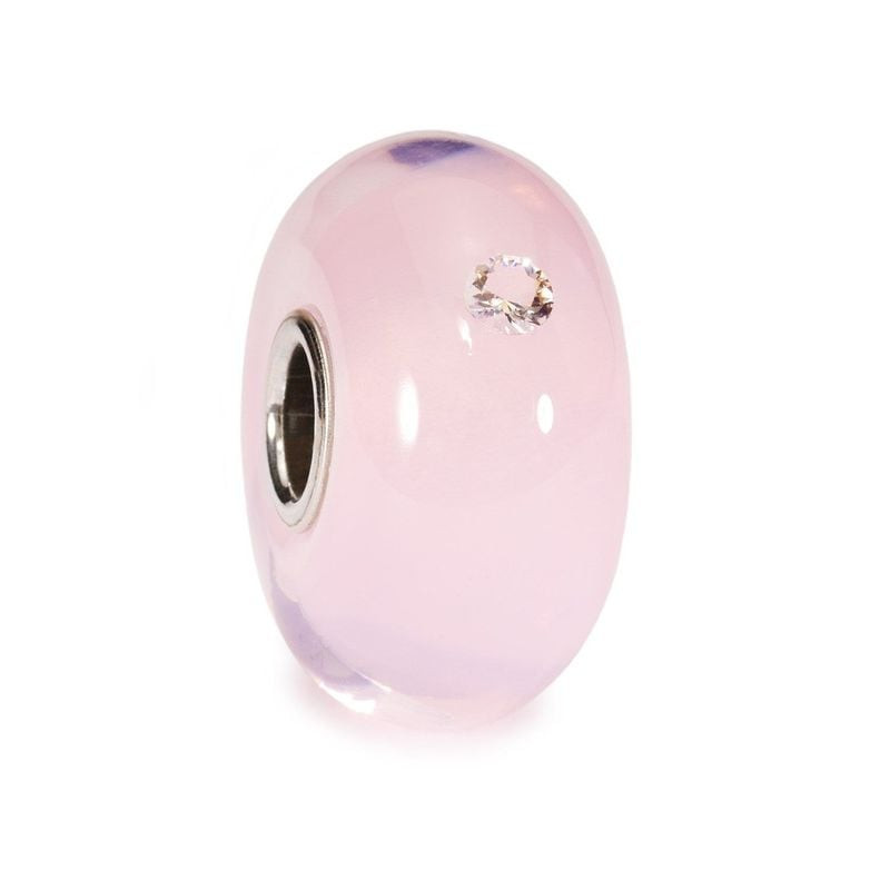 Perle Trollbeads Petite Fille en verre rose avec zircon cubique et cœur en argent sur fond blanc