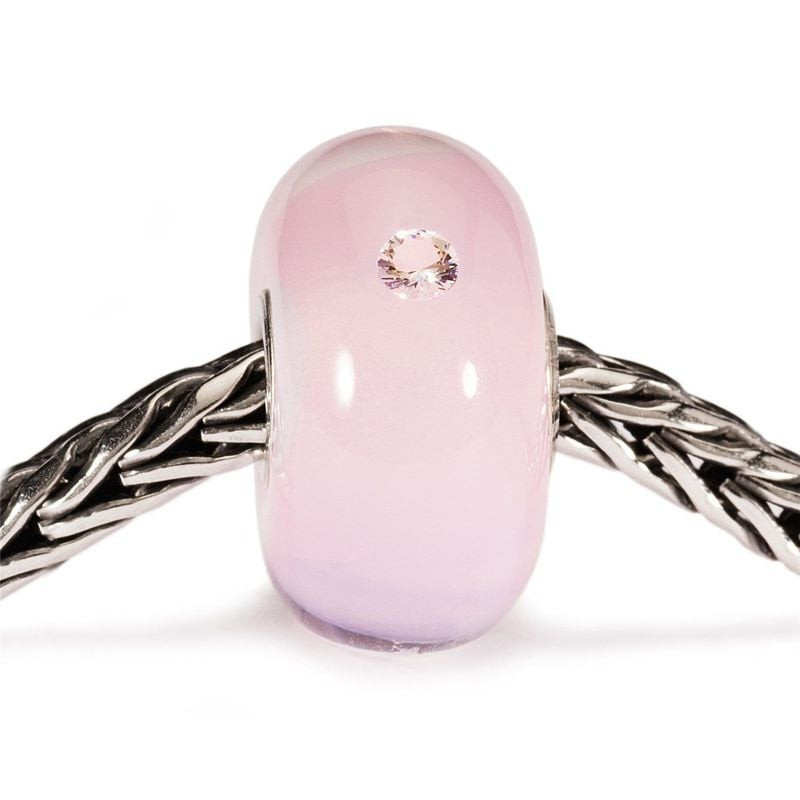 Perle Trollbeads Petite Fille en verre rose enfilée sur une chaîne Trollbeads en argent, dévoilant s