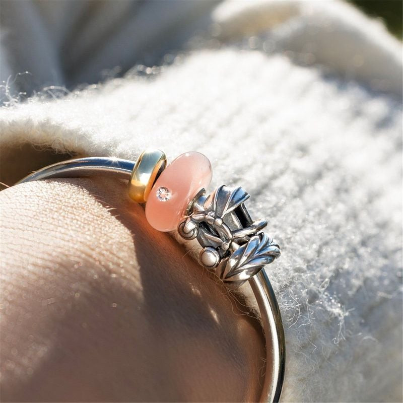 Perle rose Petite Fille Trollbeads portée sur un bracelet avec breloque chouette en argent et interc