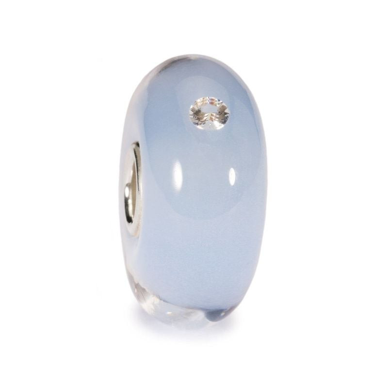 Perle Trollbeads Petit garçon en verre bleu clair avec zircone cubique, gros plan isolé sur fond bla