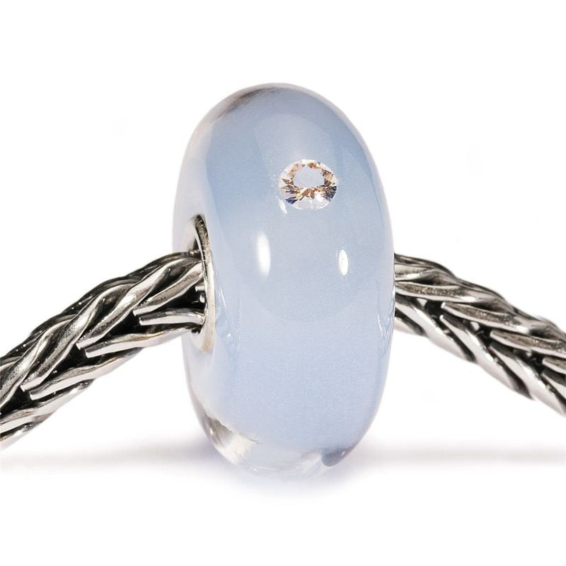 Vue de face de la perle en verre bleu pâle Trollbeads Petit Garçon enfilée sur une chaîne Trollbeads