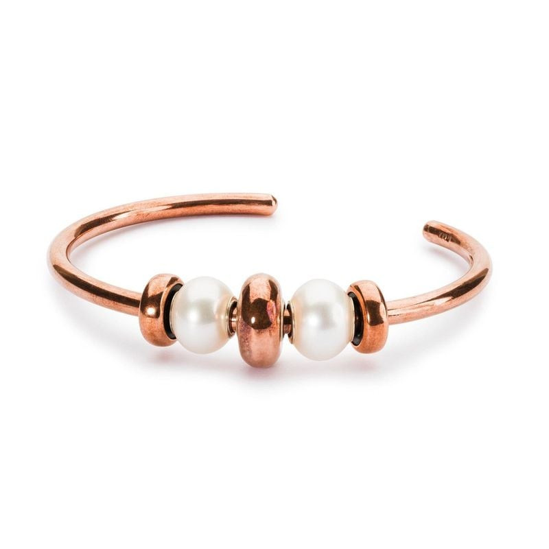 Jonc Trollbeads en cuivre avec deux perles blanches et butées en cuivre, packshot sur fond blanc