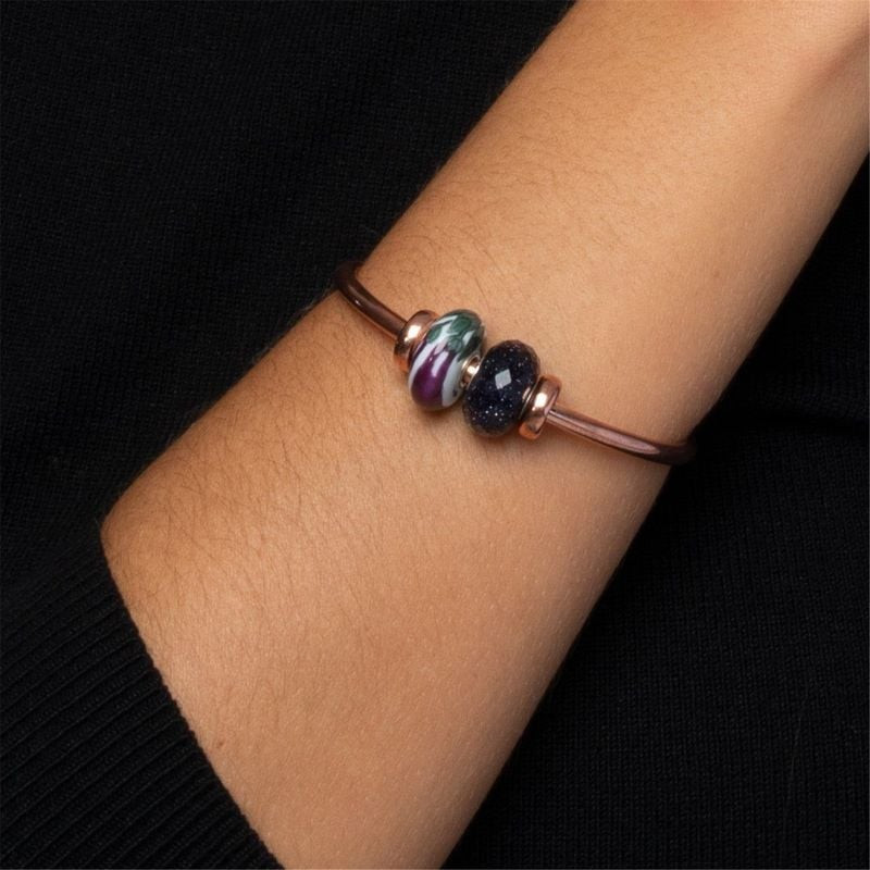 Jonc Trollbeads Rigide Cuivre porté au poignet, look élégant et raffiné au quotidien
