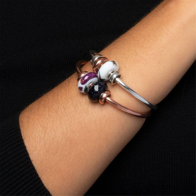 Jonc Trollbeads Rigide Cuivre porté au poignet, style élégant et minimaliste.