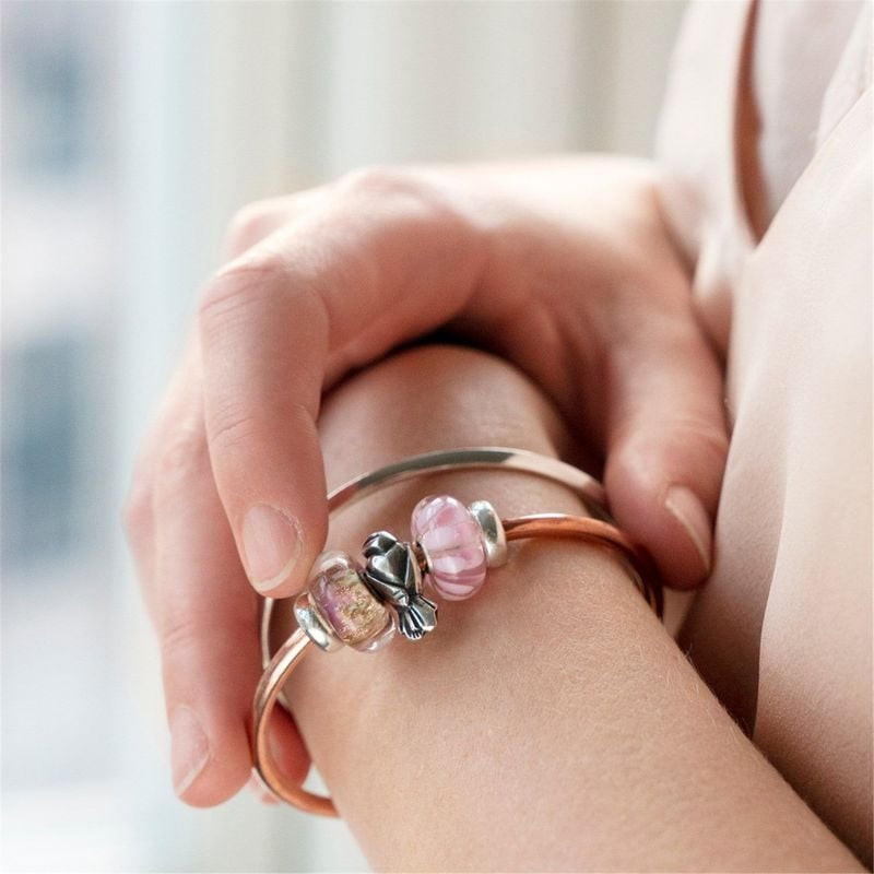 Jonc Trollbeads Rigide Cuivre porté au poignet, look élégant et minimaliste au quotidien