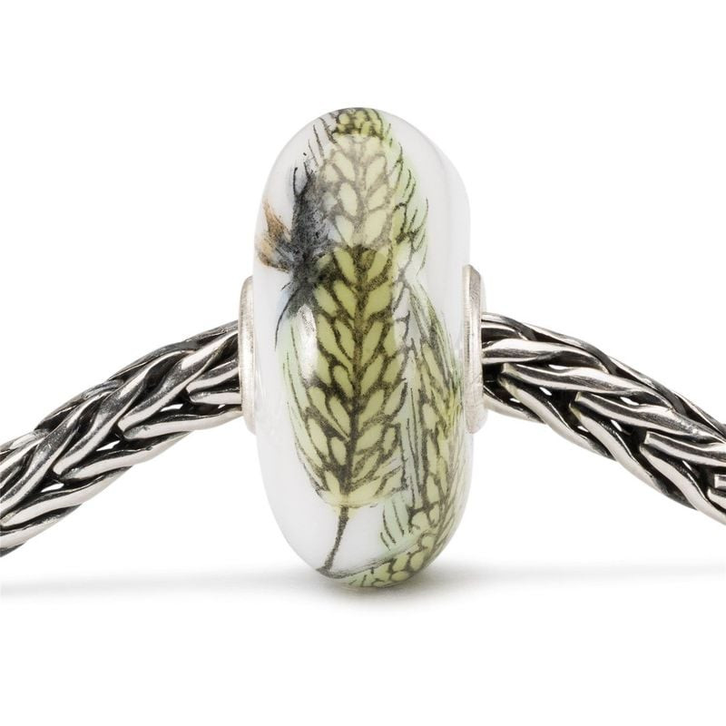 Perle en porcelaine Trollbeads Graines Généreuses enfilée sur une chaîne foxtail en argent tressée, 