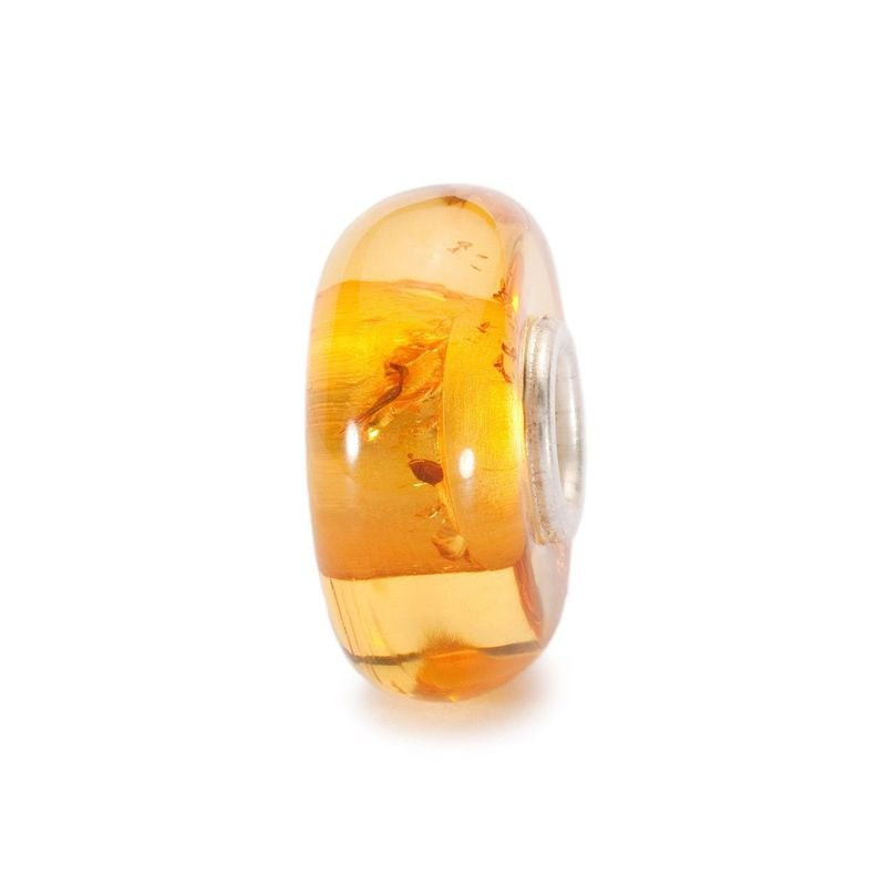 Packshot de la perle Trollbeads Sirop d'érable Ambre Doré, un ambre naturel doré et lumineux