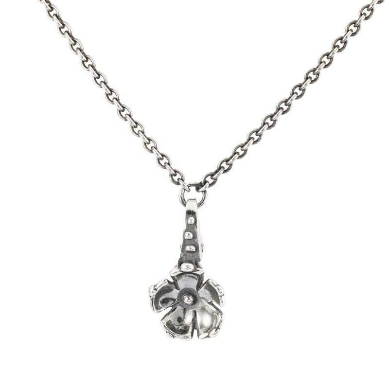 Pendentif Trollbeads Fleur d'Automne en argent sur une fine chaîne argentée sur fond blanc