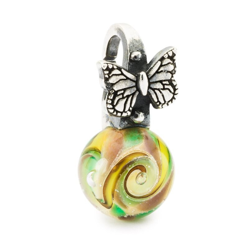Gros plan du pendentif Trollbeads Butterfly Garden : perle de verre jaune-vert surmontée d'un papill
