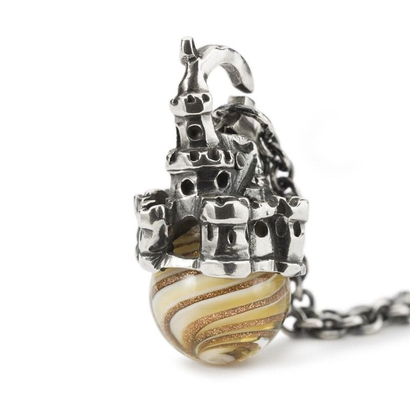 Pendentif Trollbeads Château de Sable en argent sterling et verre, gros plan sur une chaîne sur fond