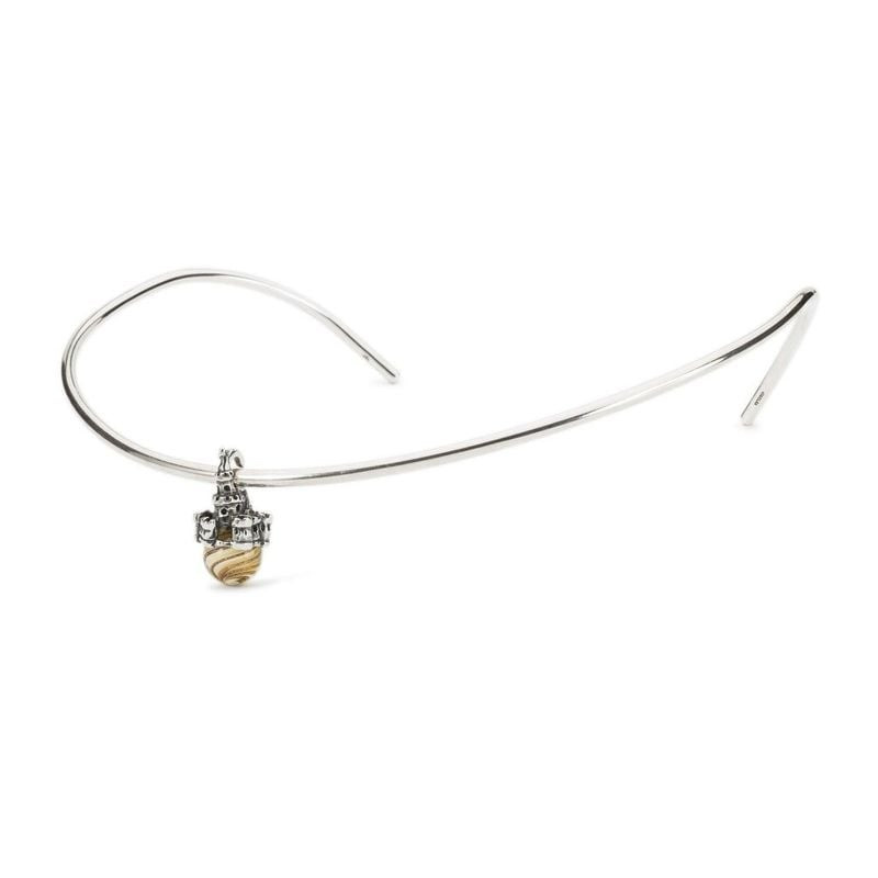 Pendentif Trollbeads Château de Sable suspendu à un fin bracelet jonc en argent sur fond blanc, vue 