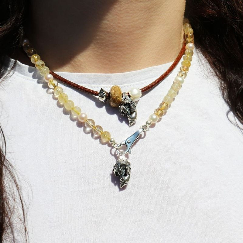 Pendentif Trollbeads Coquille Océan Argenté porté sur un collier, ambiance marine et élégante.