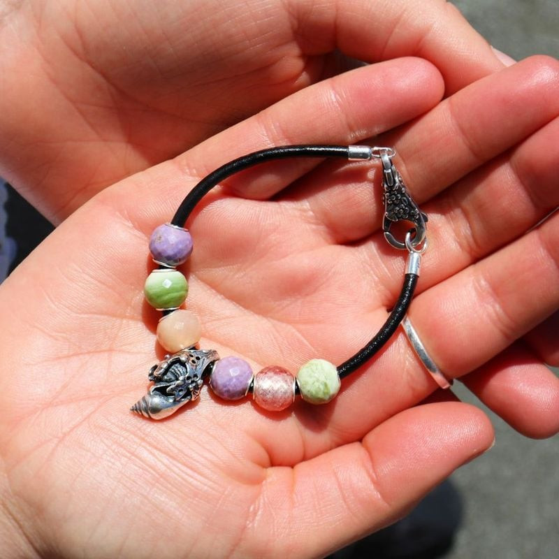 Pendentif Trollbeads Coquille Océan Argenté porté sur un collier, ambiance marine et élégante.