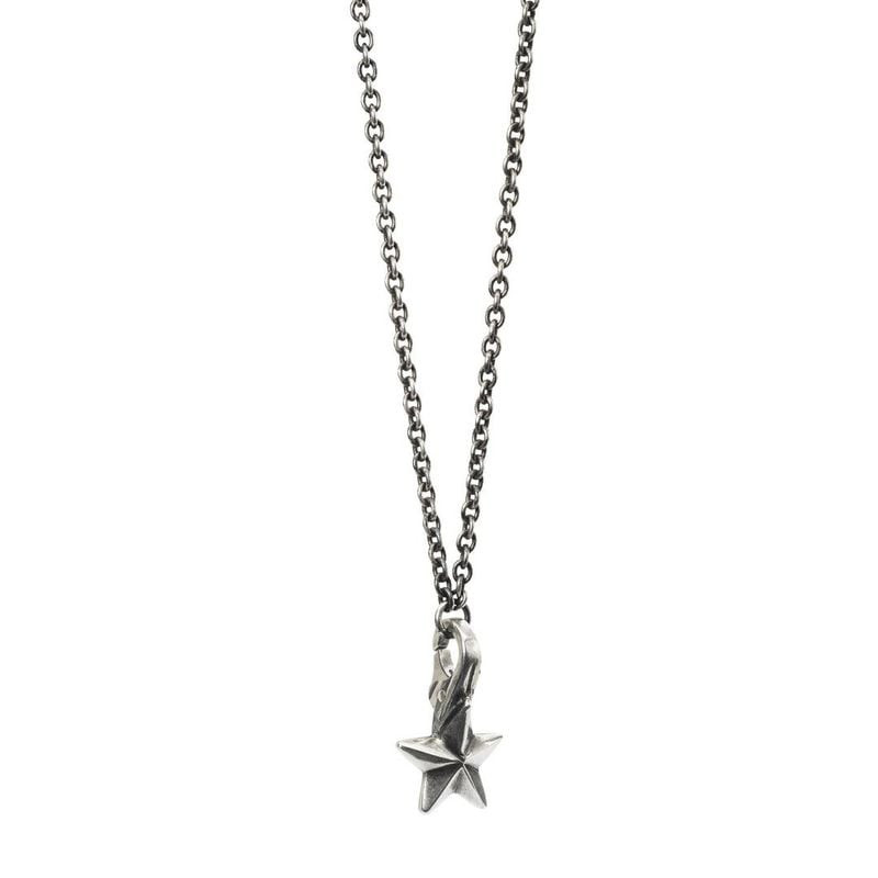 Pendentif étoile Faites un Vœu Trollbeads en argent sterling sur une fine chaîne, fond blanc.