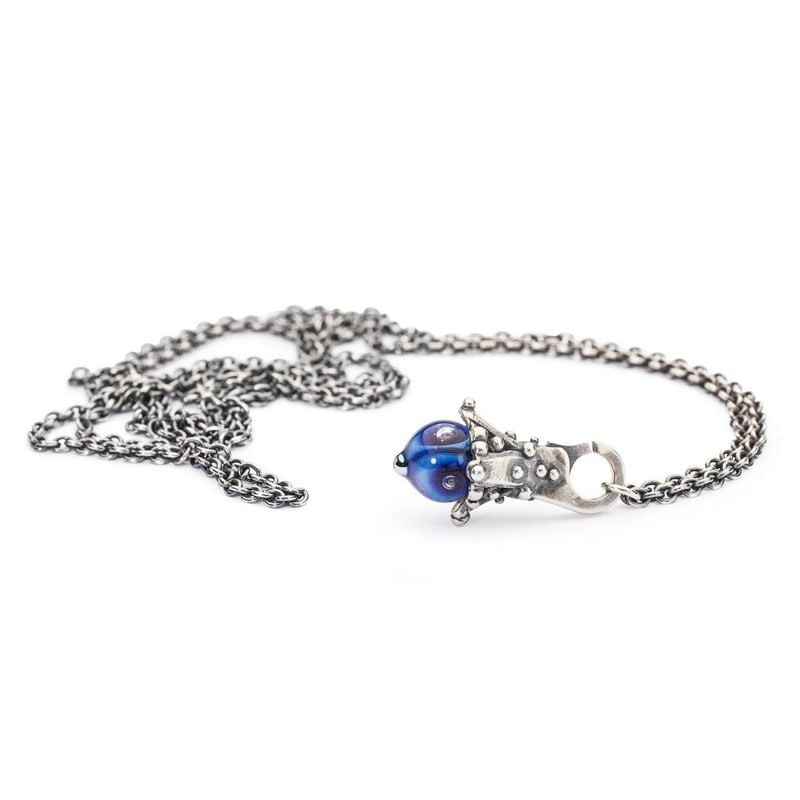 Pendentif Ressentez la pluie en argent sterling posé sur le côté sur une chaîne Trollbeads enroulée,