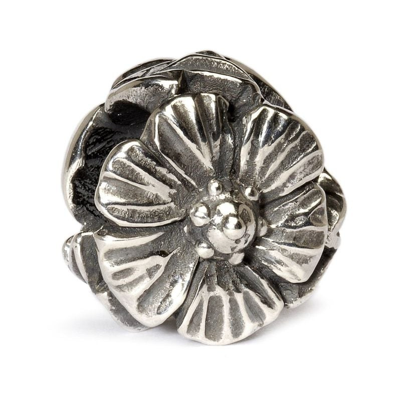 Pendentif Trollbeads Rose en argent sterling avec pétales superposés et centre en perles, vue de fac