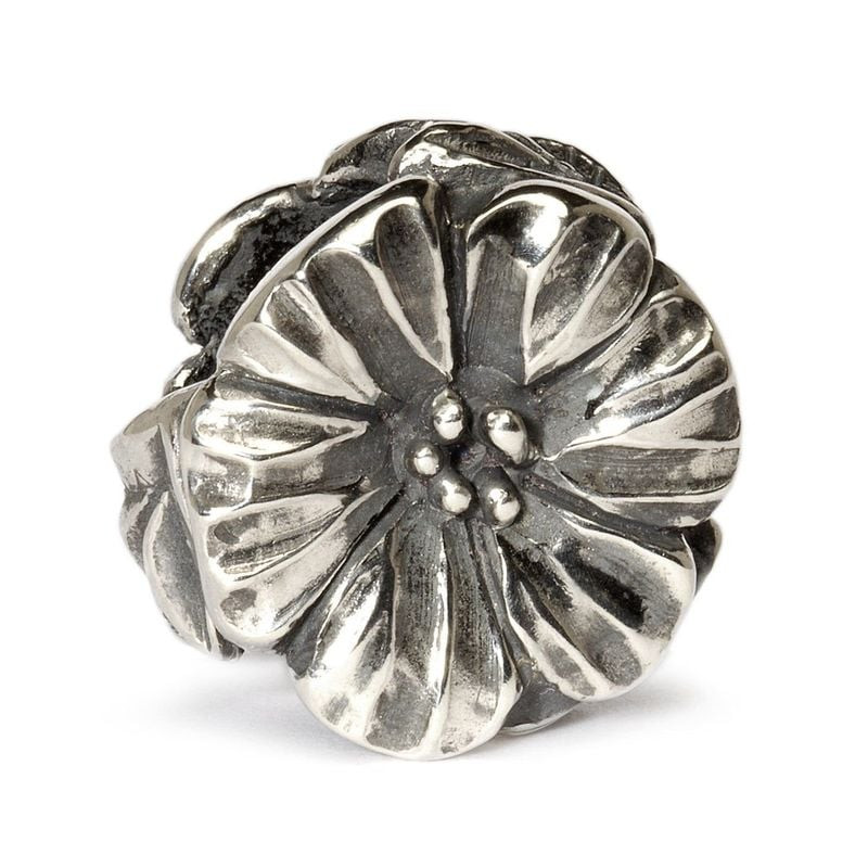 Vue inclinée du pendentif Trollbeads Rose en argent sterling, pétales superposés et détails oxydés