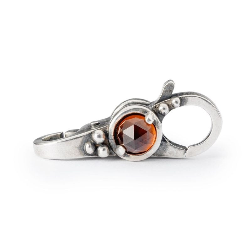Fermoir Trollbeads en argent avec une héssonite brune facettée, entourée de détails de perles et feu