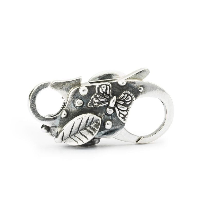 Fermoir papillon Trollbeads en argent sterling sur fond blanc, feuillage gravé et papillon caché