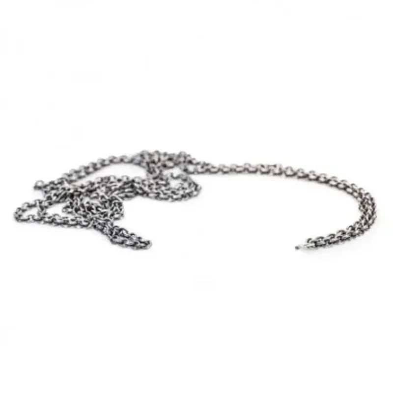 Gros plan sur la chaîne Trollbeads Fantasy 70 cm en argent sterling, maillons texturés et œillet int