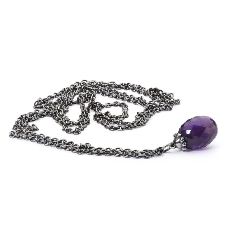 Collier Trollbeads argent sterling 80 cm à plat avec pendentif améthyste violette facettée sur fond 