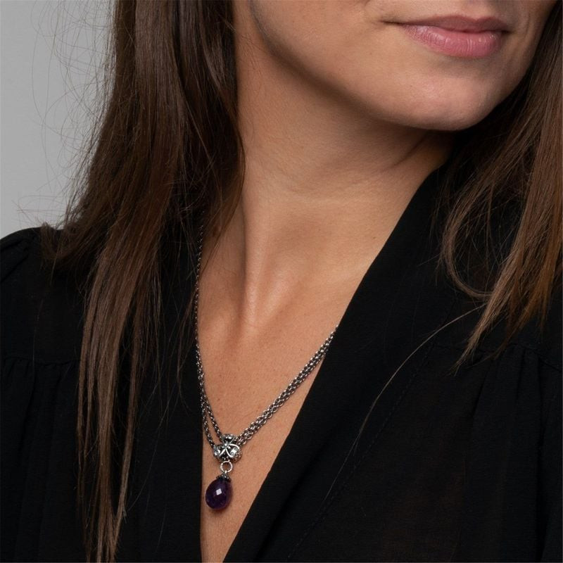 Mannequin portant le collier Trollbeads 80 cm en argent avec améthyste sur un haut noir à col V, au 