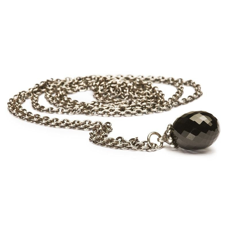 Chaîne Trollbeads en argent sterling enroulée avec pendentif perle en onyx noir facetté sur fond bla