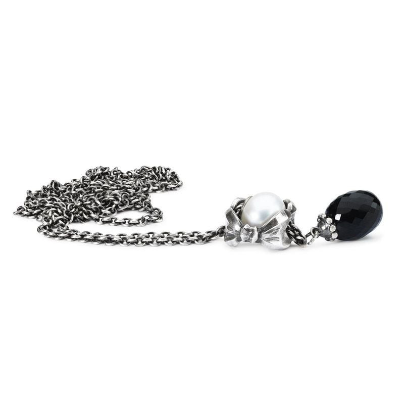 Chaîne en argent avec une perle dans un charm panier en argent et un pendentif goutte en onyx noir f