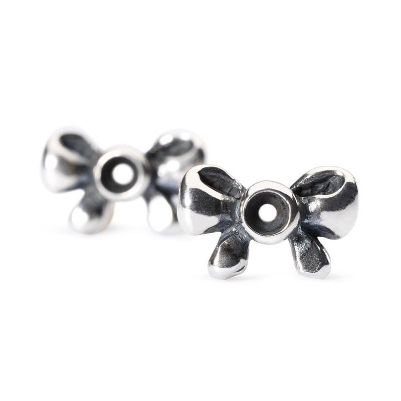 Boucles d'oreilles Trollbeads Nœud en argent, paire de pendentifs sur fond blanc