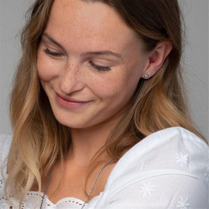 Lifestyle : femme souriante portant les puces d'oreilles Trollbeads Passion Wonder Cœur Argenté, élé