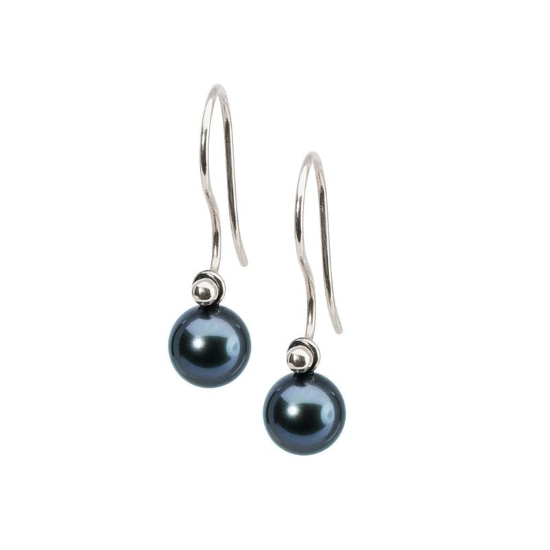 Gros plan des boucles d’oreilles Trollbeads Gouttes rondes de perles plumes de paon en argent massif