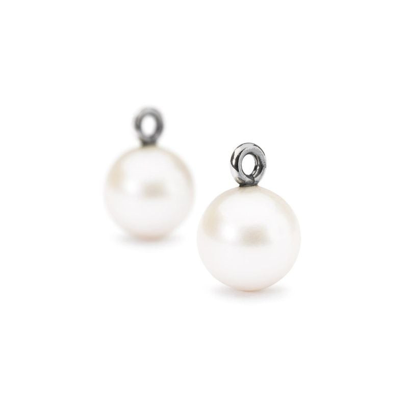 Deux pendentifs Trollbeads gouttes rondes perle d'eau douce blanche avec anneaux argent 925 sur fond