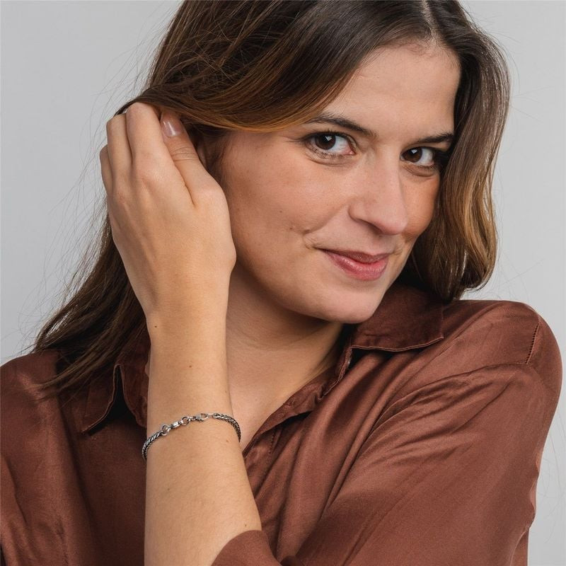 Femme portant le bracelet Trollbeads en argent à son poignet.