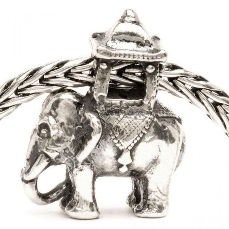 Charm Trollbeads Éléphant des Indes en argent sur bracelet tressé, éléphant avec palanquin détaillé.