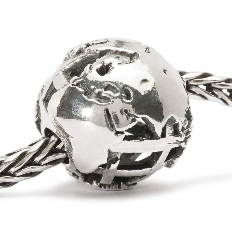 Perle Trollbeads Vaste Monde en argent sterling représentant un globe sur un bracelet