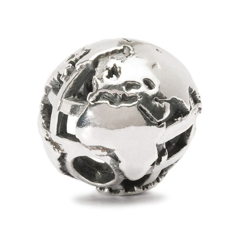 Gros plan sur la perle charm Trollbeads Vaste Monde en argent sterling, détails de la carte