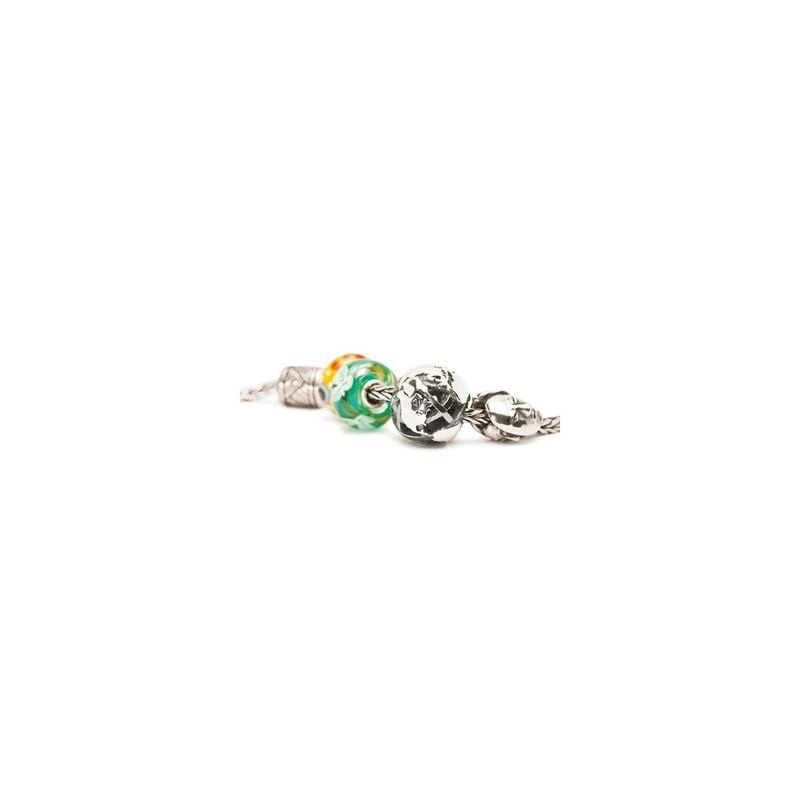 Perle charm Trollbeads Vaste Monde Argenté aux côtés de perles colorées sur un bracelet