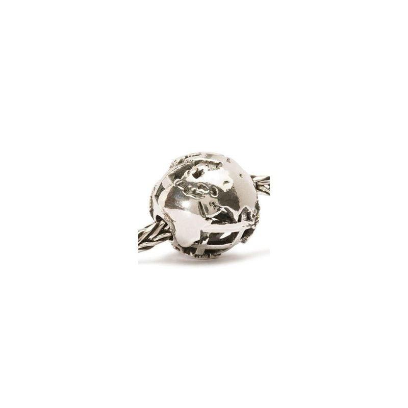 Gros plan de la perle Trollbeads Vaste Monde en argent sur un bracelet