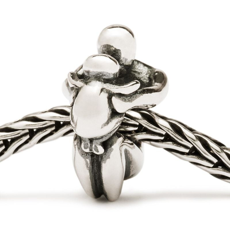 Gros plan sur le détail de la perle Paternité Trollbeads en argent sterling sur une chaîne de bracel