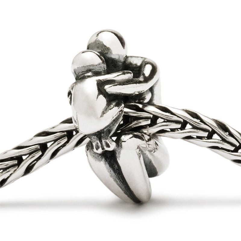 Perle Trollbeads Maternité Argenté sur un bracelet, symbole d'amour maternel.