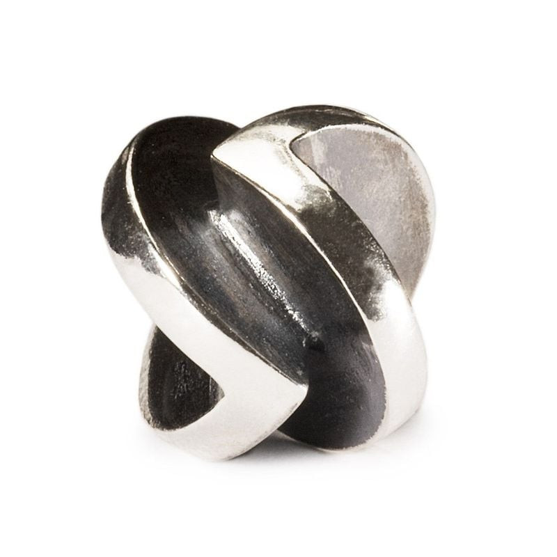 Packshot de la perle Trollbeads Victoire Motif V Argenté en argent sterling 925 avec motif V
