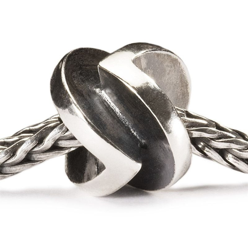 Perle Trollbeads Victoire Motif V Argenté en argent sterling, présentée dans une ambiance élégante e